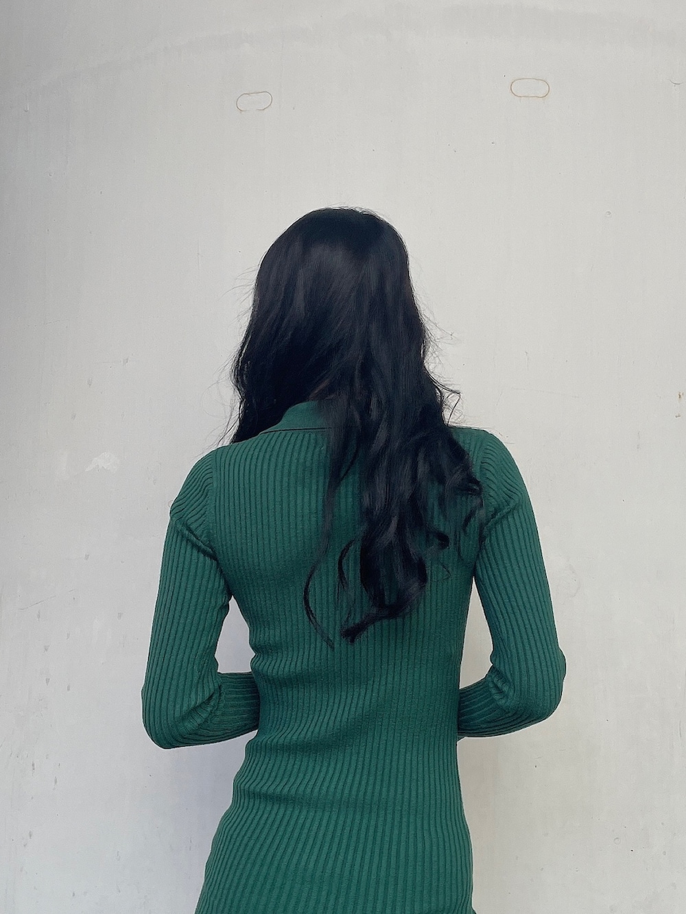 グリーン系のワンピース、ブラック系のパンプスを着用したレディースの秋コーディネートの4枚目の写真