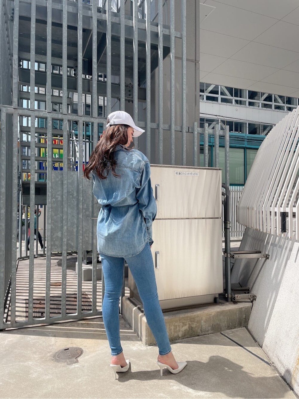 ホワイト系のパンプス、ブルー系のデニムパンツ、ブルー系のシャツ/ブラウスを着用したレディースの春コーディネートの6枚目の写真