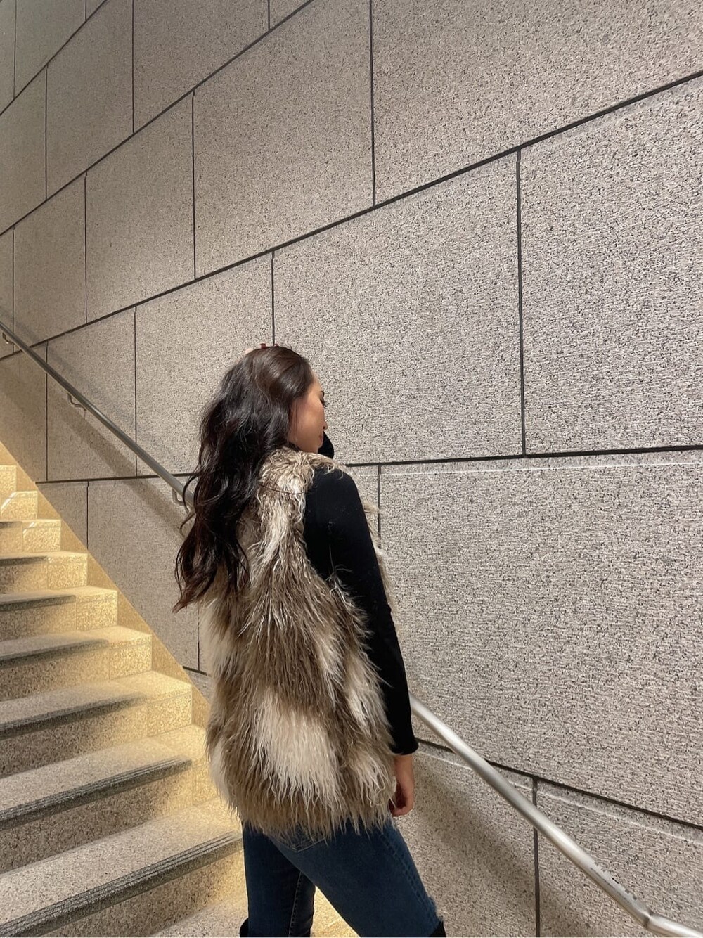 ブルー系のデニムパンツ、その他のベスト、ブラック系のTシャツ/カットソーを着用したレディースの秋コーディネートの3枚目の写真