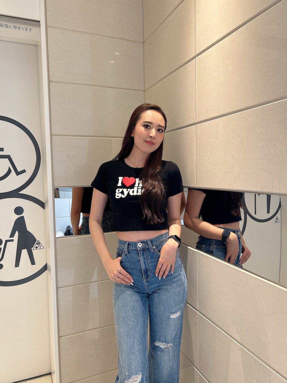 ブラック系のTシャツ/カットソー、ブルー系のデニムパンツ、ブラック系のハンドバッグを着用したレディースの春コーディネートの4枚目の写真