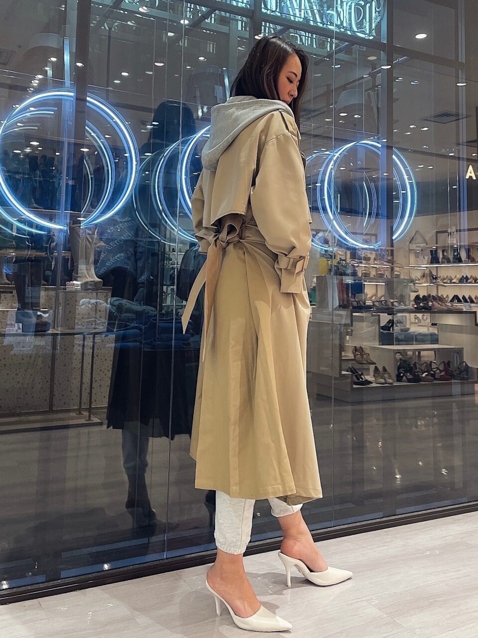 ホワイト系のパンプス、グレー系のパーカー、ホワイト系のキャミソールを着用したレディースの春コーディネートの3枚目の写真