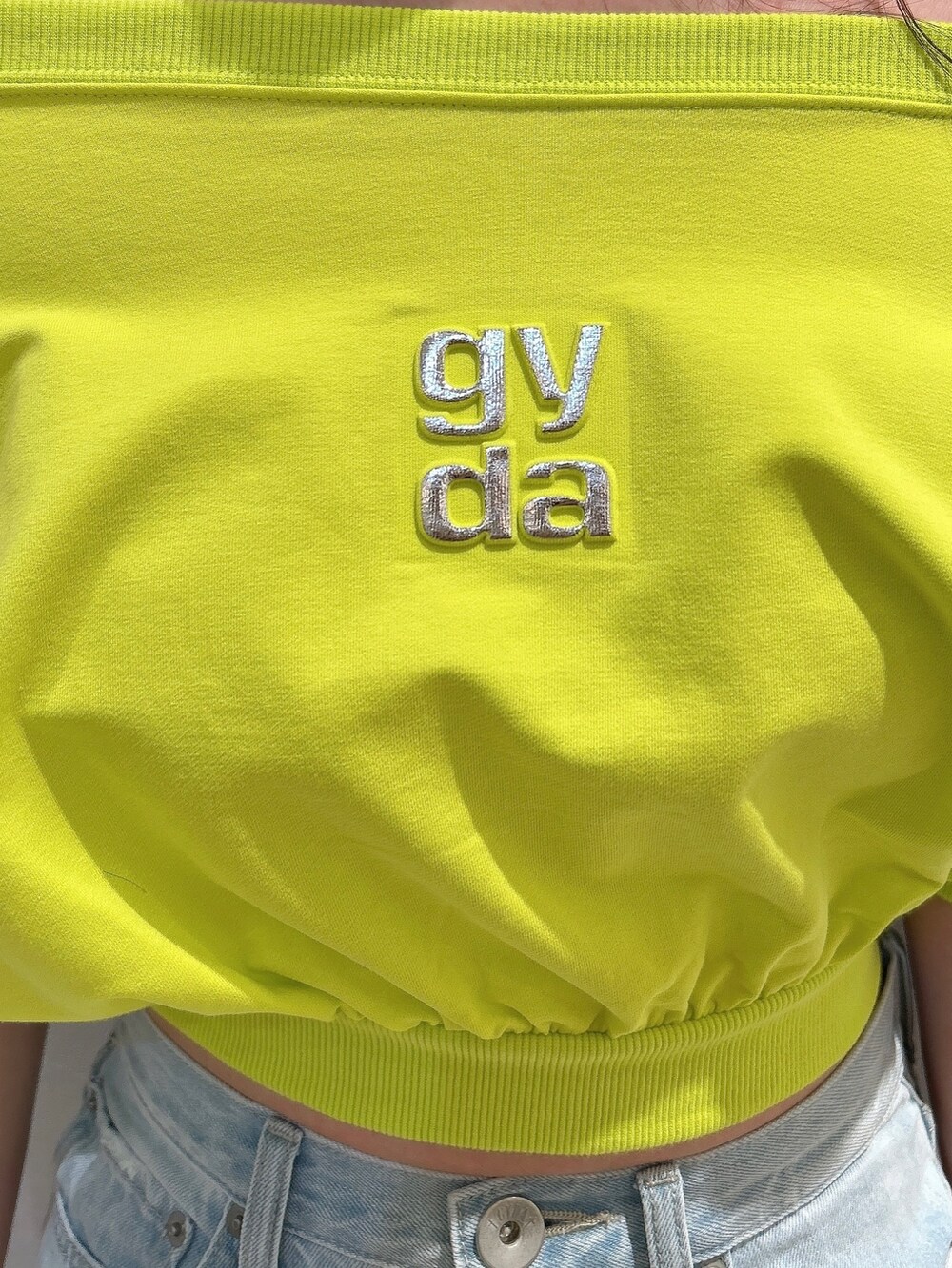 イエロー系のTシャツ/カットソー、ブルー系のデニムパンツ、ベージュ系のサンダルを着用したレディースの春コーディネートの8枚目の写真