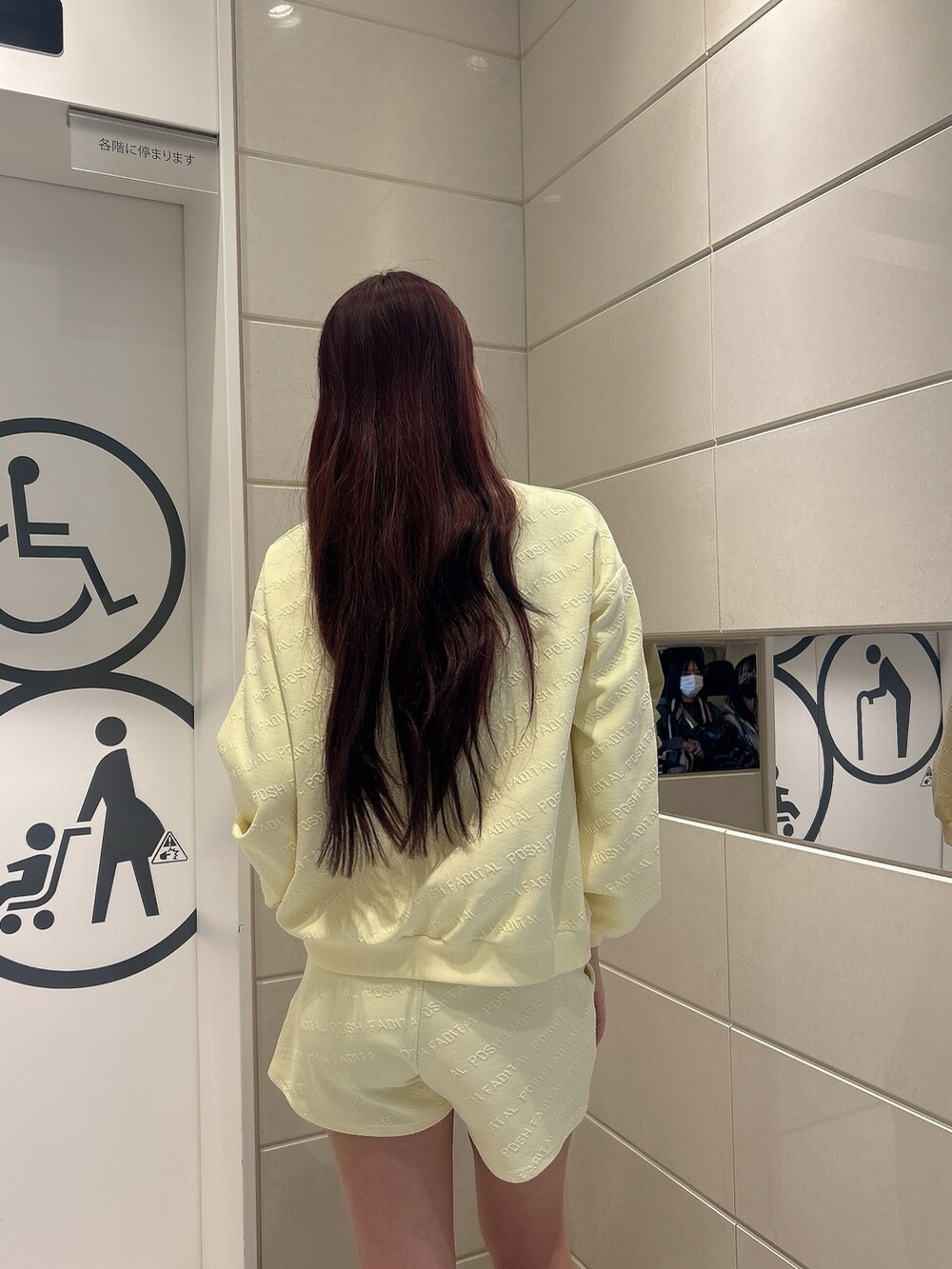 イエロー系のスウェット、イエロー系のその他パンツ、ブラック系のブーツを着用したレディースの冬コーディネートの6枚目の写真