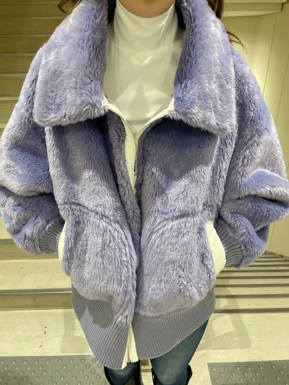 ブラック系のブーツ、ブルー系のデニムパンツ、ホワイト系のTシャツ/カットソーを着用したレディースの秋コーディネートの6枚目の写真