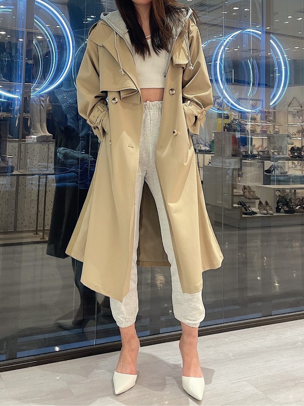 ホワイト系のパンプス、グレー系のパーカー、ホワイト系のキャミソールを着用したレディースの春コーディネートの2枚目の写真