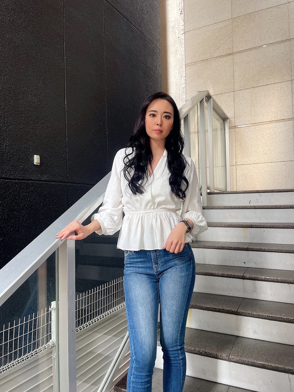 ホワイト系のシャツ/ブラウス、ブルー系のデニムパンツ、ブラック系のパンプスを着用したレディースの春コーディネートの3枚目の写真