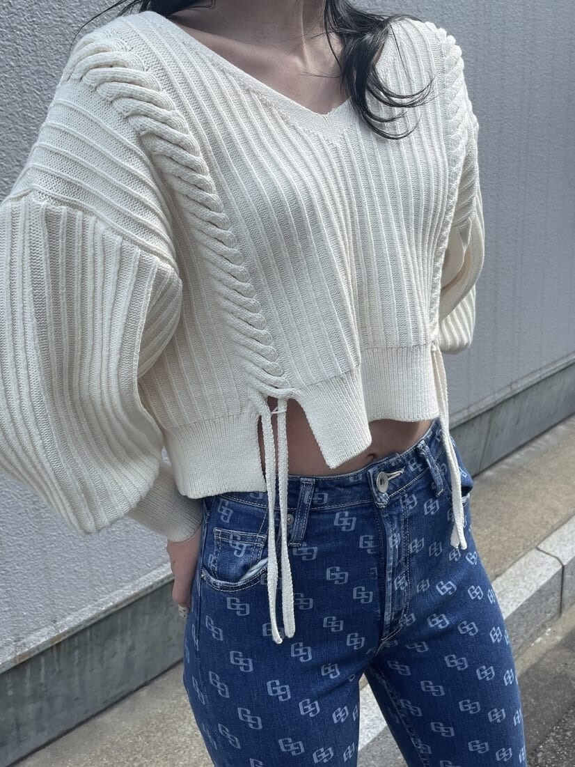 ホワイト系のパンプス、ブルー系のデニムパンツ、ホワイト系のニット/セーターを着用したレディースの春コーディネートの4枚目の写真