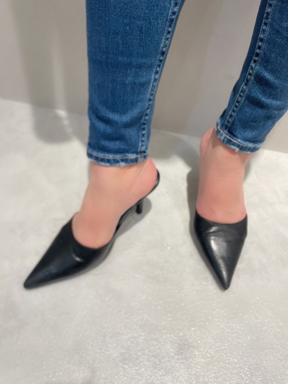 ブルー系のデニムパンツ、ホワイト系のTシャツ/カットソー、ベージュ系のトレンチコートを着用したレディースの春コーディネートの9枚目の写真