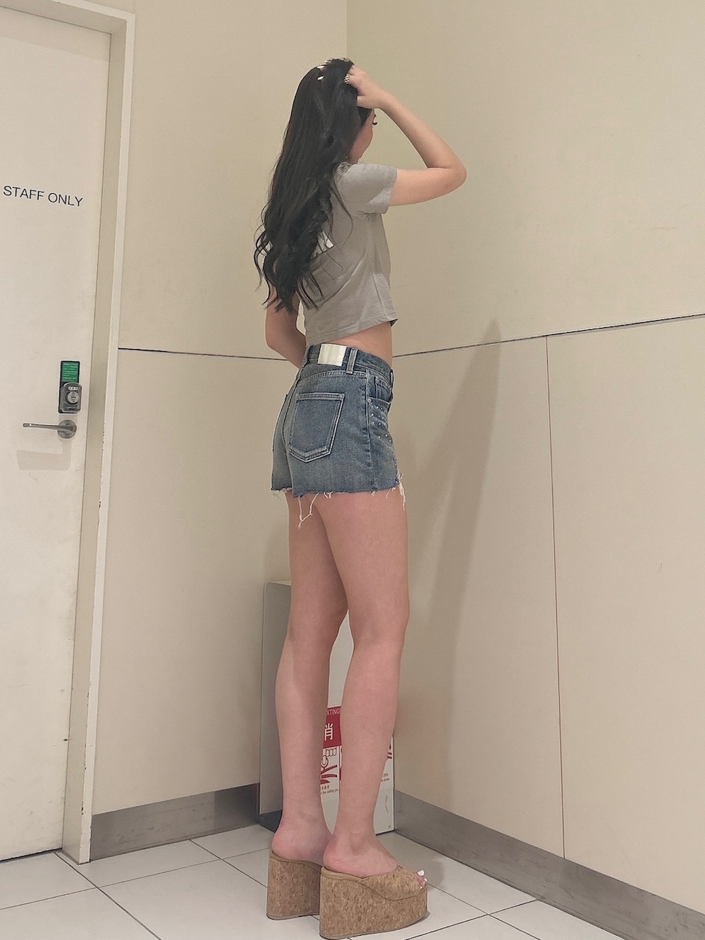 ベージュ系のTシャツ/カットソー、ブルー系のデニムパンツ、ベージュ系のサンダルを着用したレディースの夏コーディネートの2枚目の写真