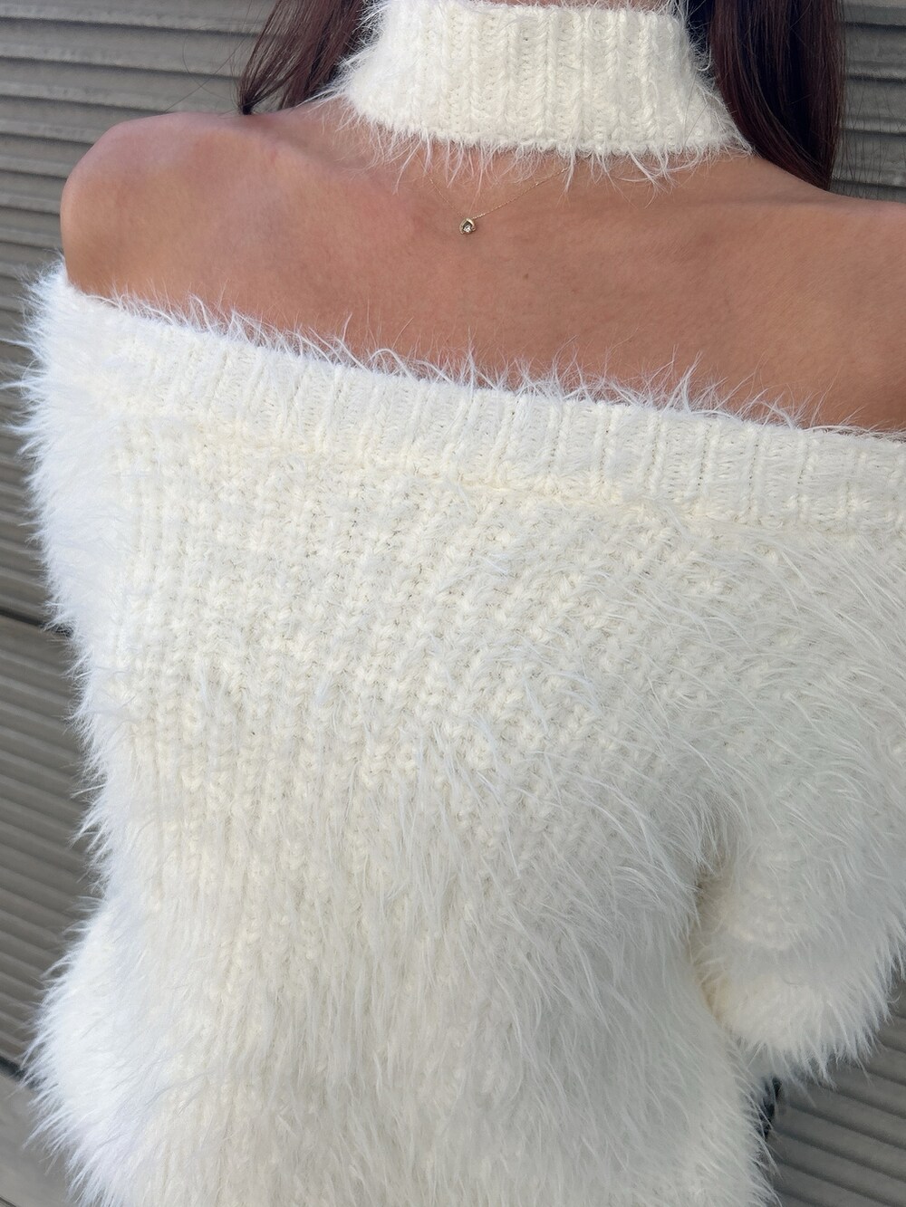 ホワイト系のニット/セーター、ブラック系のデニムパンツ、ブラック系のブーツを着用したレディースの秋コーディネートの8枚目の写真