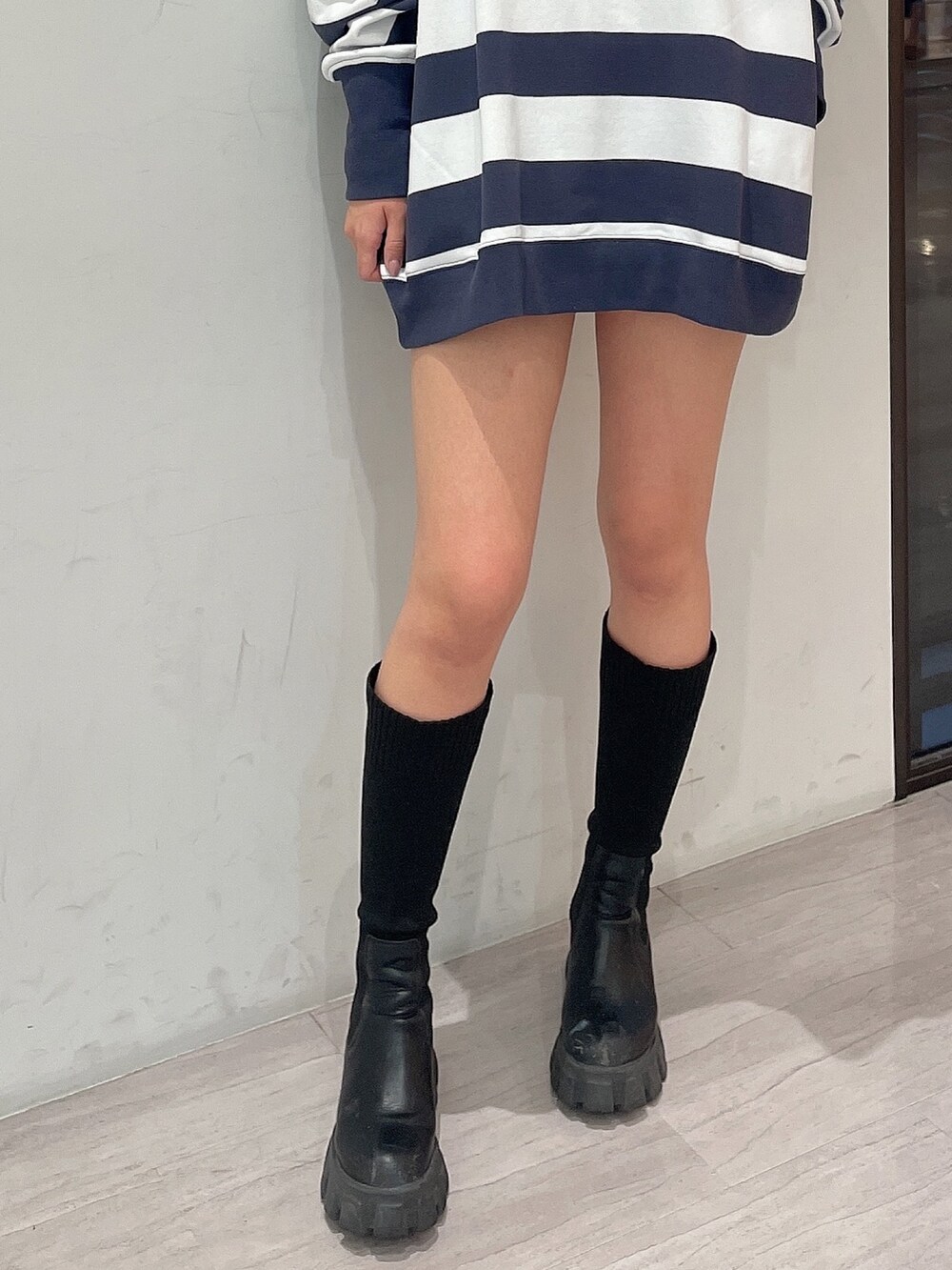 その他のスウェット、ブラック系のブーツ、ブラック系のキャップを着用したレディースの冬コーディネートの6枚目の写真