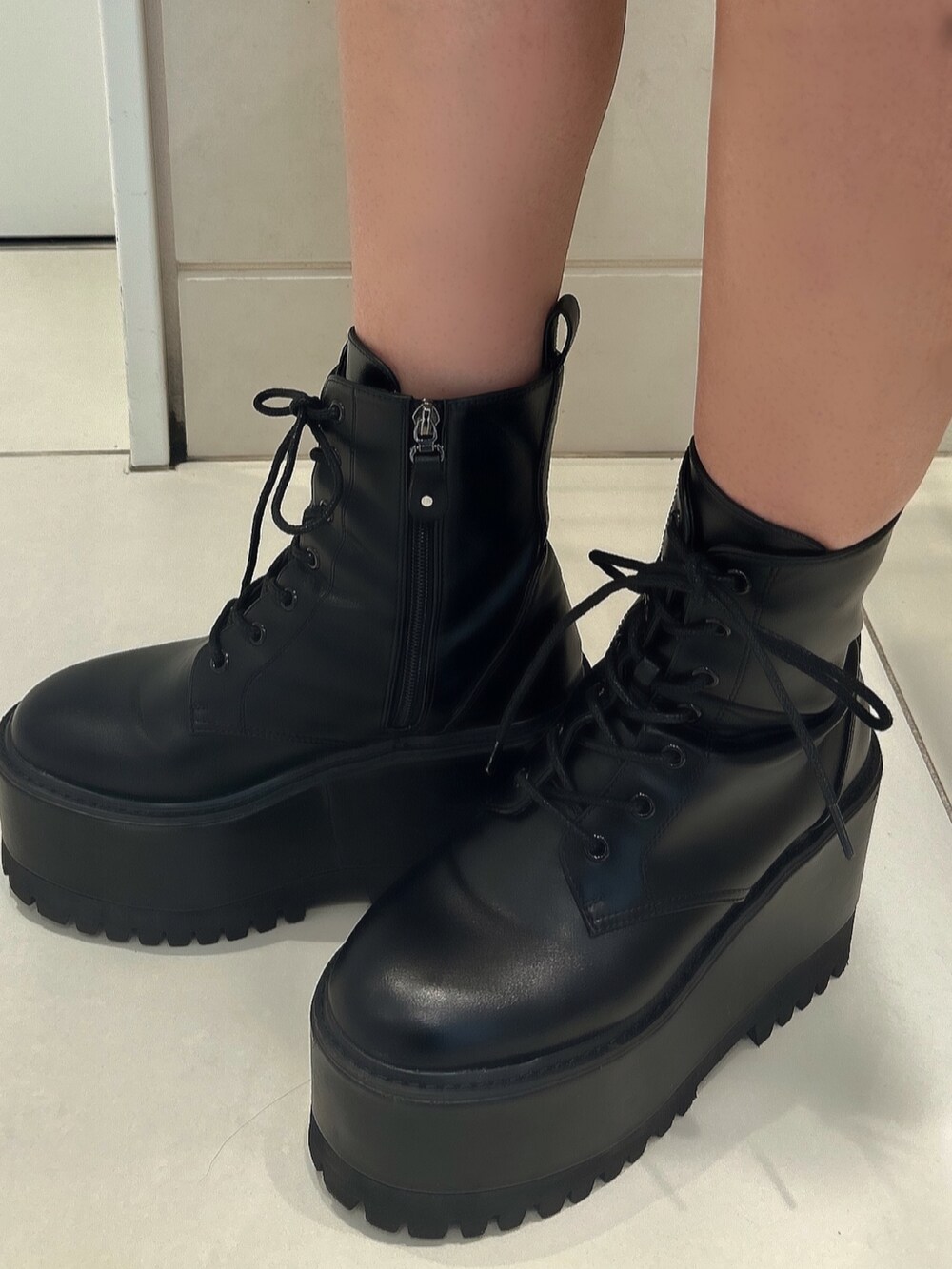 グレー系のテーラードジャケット、グレー系のスカート、ブラック系のバックパック/リュックを着用したレディースの秋コーディネートの8枚目の写真