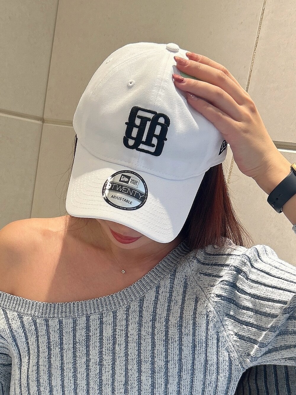 ブルー系のデニムパンツ、ブラック系のニット/セーター、ブラック系のパンプスを着用したレディースの冬コーディネートの8枚目の写真