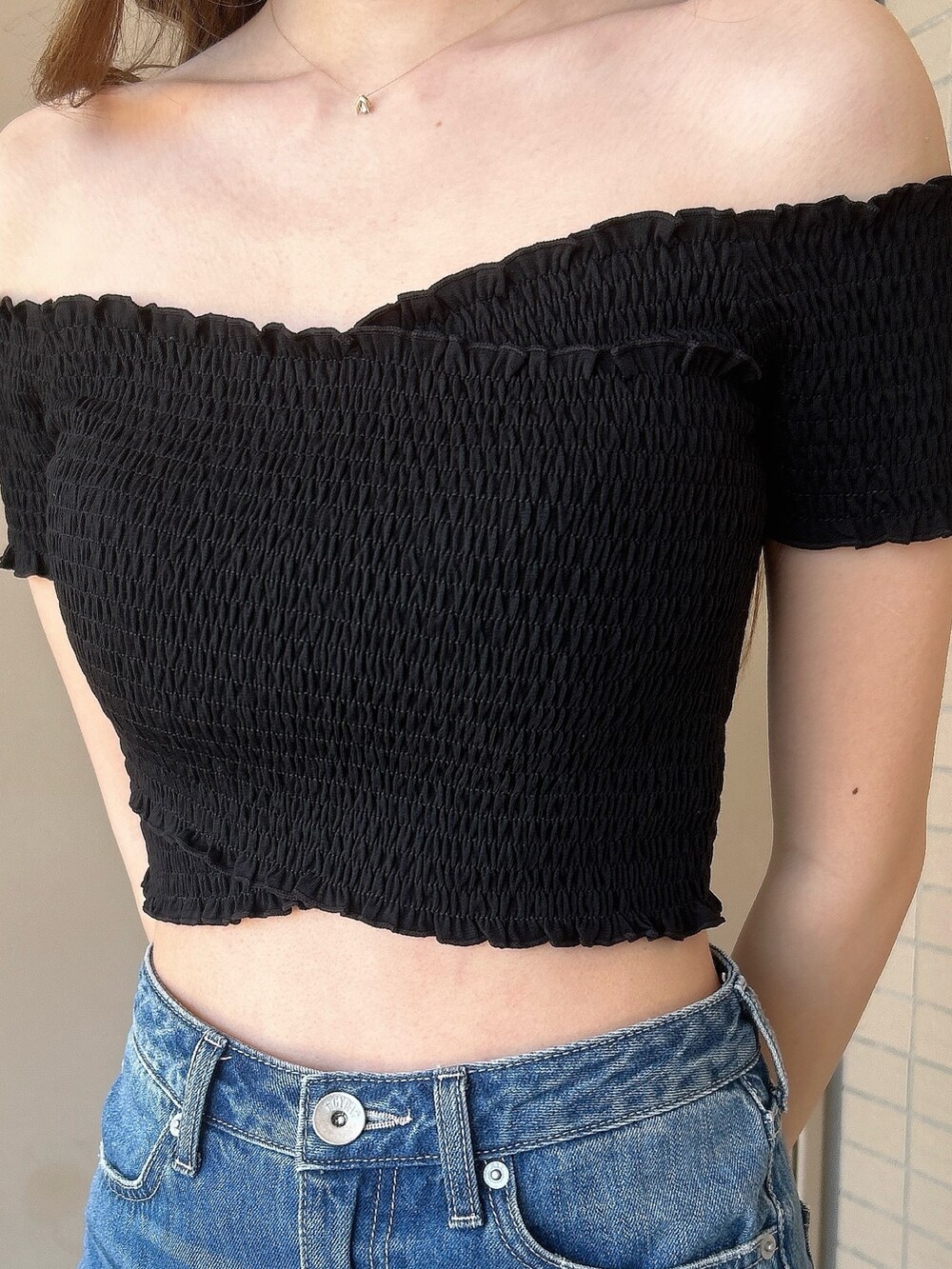 ブラック系のサンダル、ブルー系のデニムスカート、ブラック系のTシャツ/カットソーを着用したレディースの夏コーディネートの7枚目の写真