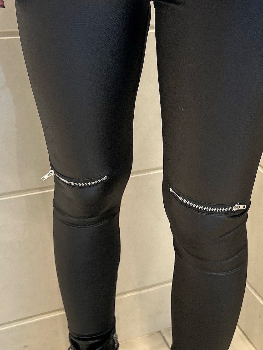 グレー系のスウェット、ブラック系のその他パンツ、ブラック系のブーツを着用したレディースの秋コーディネートの8枚目の写真