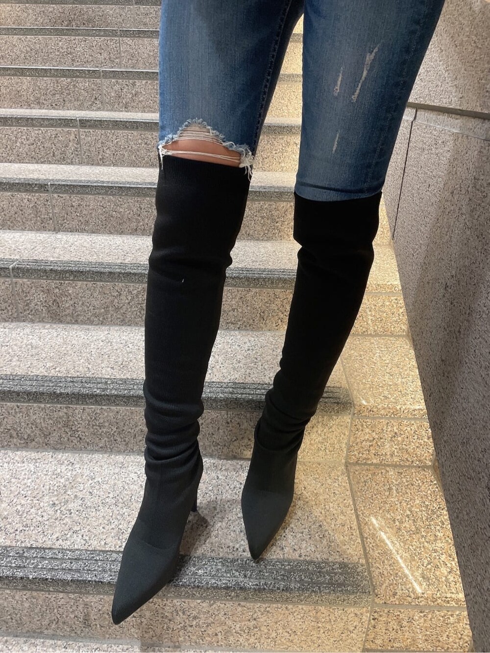 ブルー系のデニムパンツ、その他のベスト、ブラック系のTシャツ/カットソーを着用したレディースの秋コーディネートの7枚目の写真