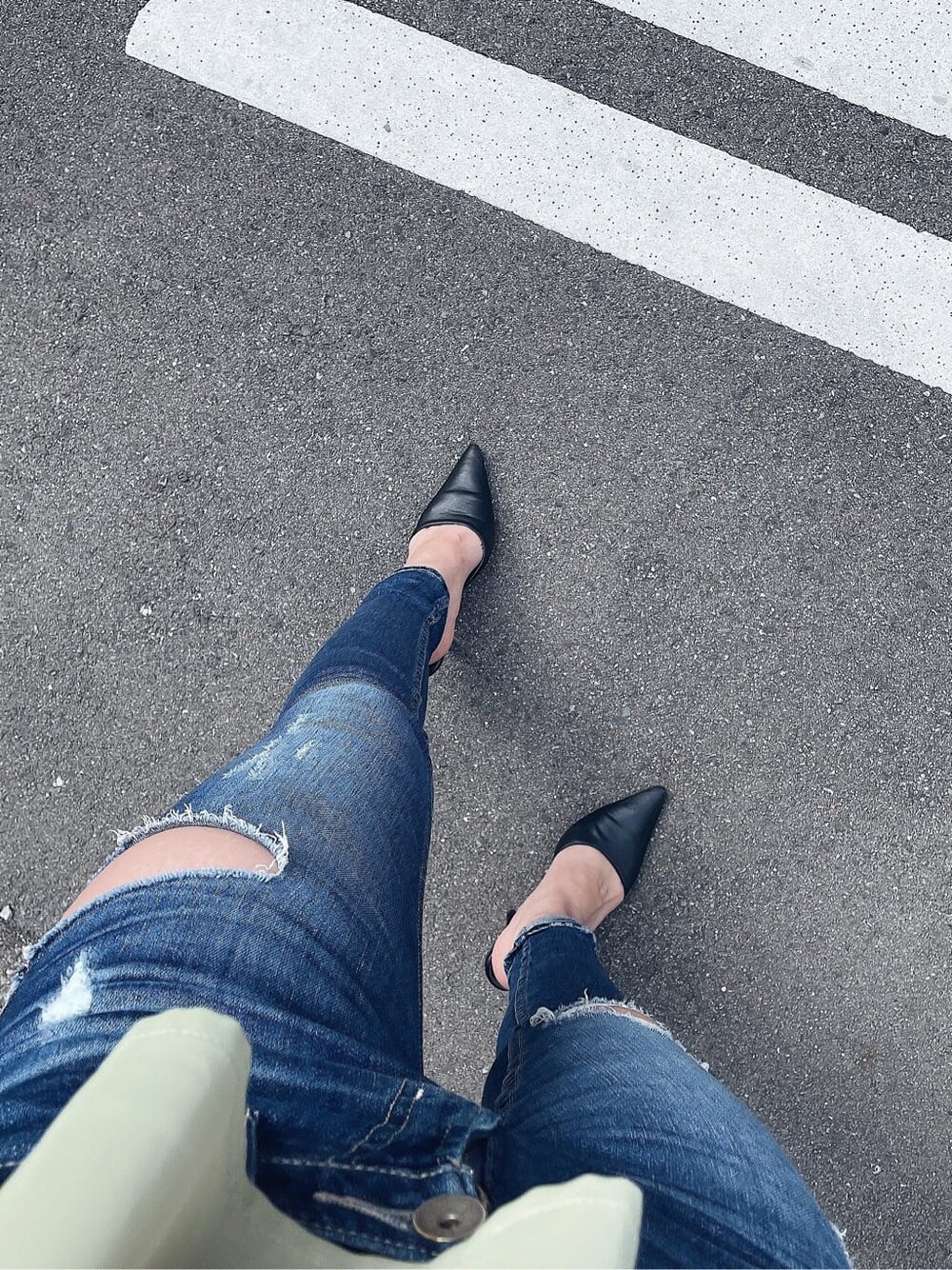 ブラック系のパンプス、ブルー系のデニムパンツ、グリーン系のシャツ/ブラウスを着用したレディースの冬コーディネートの4枚目の写真