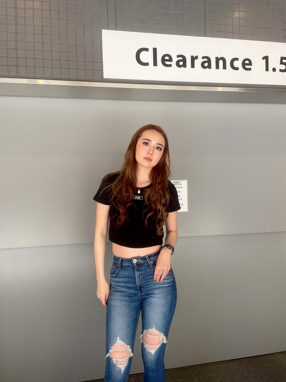 ブラック系のTシャツ/カットソー、ブルー系のデニムパンツ、ブラック系のサンダルを着用したレディースの春コーディネートの4枚目の写真