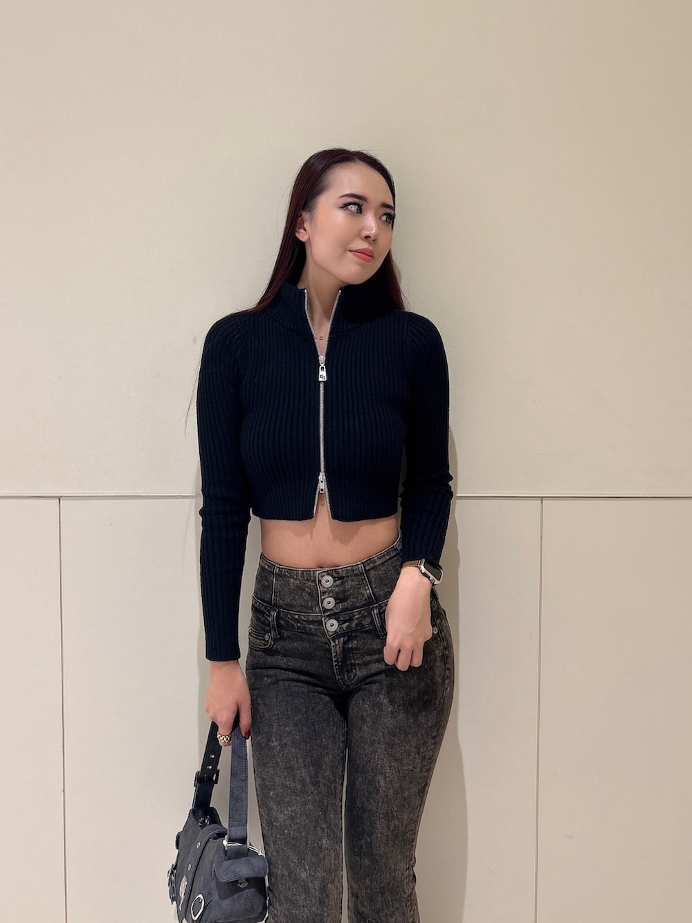 ブラック系のニット/セーター、ブルー系のデニムパンツ、グレー系のショルダーバッグを着用したレディースの秋コーディネートの5枚目の写真