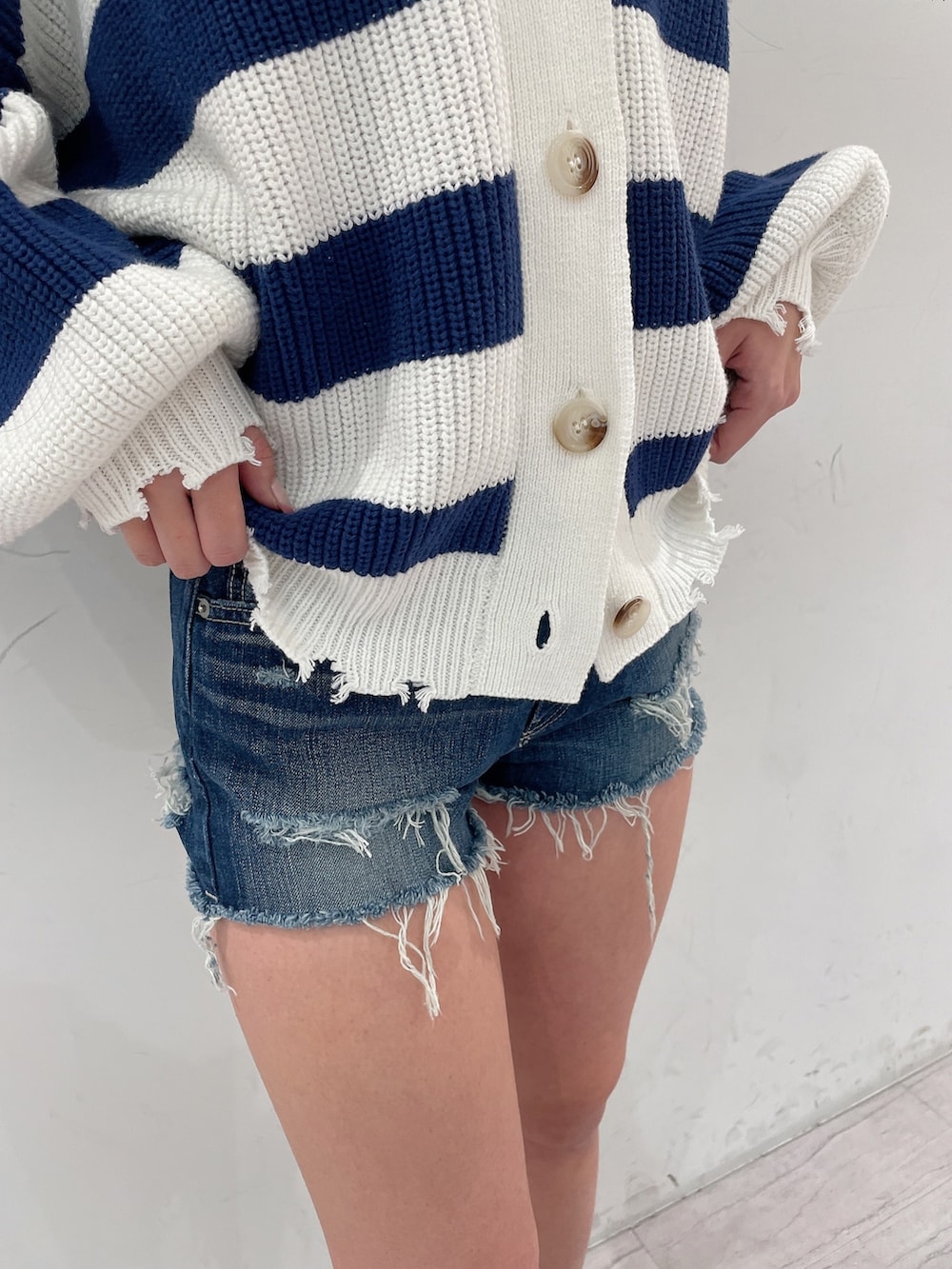 ブルー系のデニムパンツ、ブルー系のカーディガン/ボレロ、ブラック系のキャミソールを着用したレディースの春コーディネートの8枚目の写真