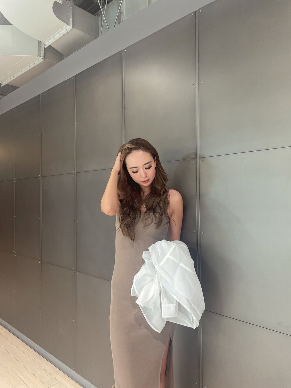 ホワイト系のシャツ/ブラウス、ベージュ系のワンピース、ベージュ系のサンダルを着用したレディースの夏コーディネートの5枚目の写真