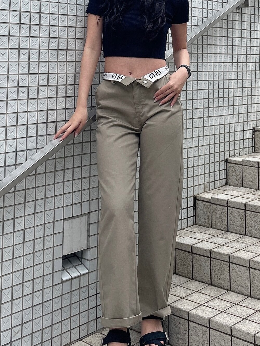 ベージュ系のその他パンツ、ブラック系のサンダル、その他のニット/セーターを着用したレディースの春コーディネートの5枚目の写真