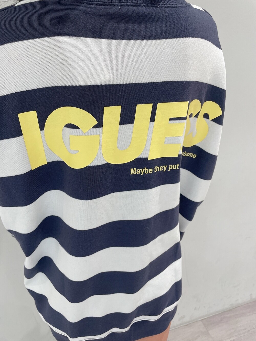 その他のスウェット、ブラック系のブーツ、ブラック系のキャップを着用したレディースの冬コーディネートの4枚目の写真