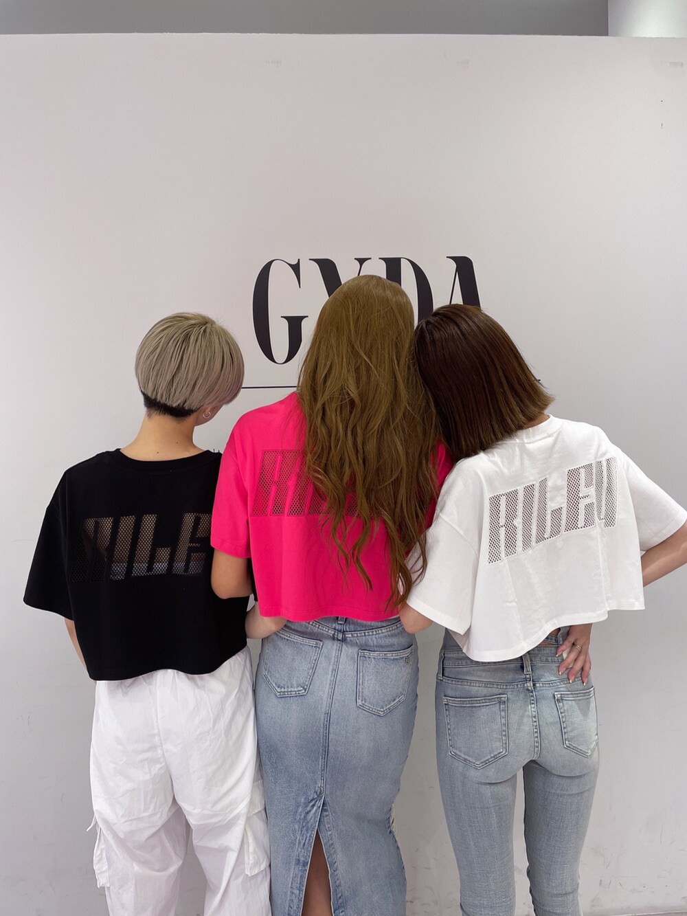 ホワイト系のスニーカー、ホワイト系のカーゴパンツ、ピンク系のTシャツ/カットソーを着用したレディースの夏コーディネートの5枚目の写真