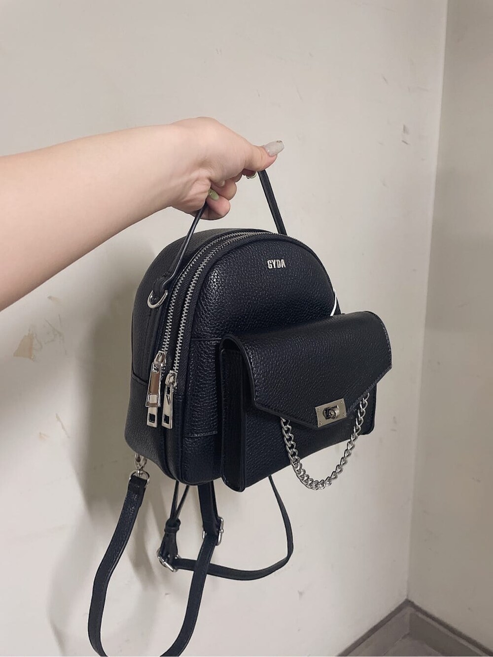 グリーン系のシャツ/ブラウス、ブラック系のバックパック/リュック、ブラック系のブーツを着用したレディースの春コーディネートの7枚目の写真