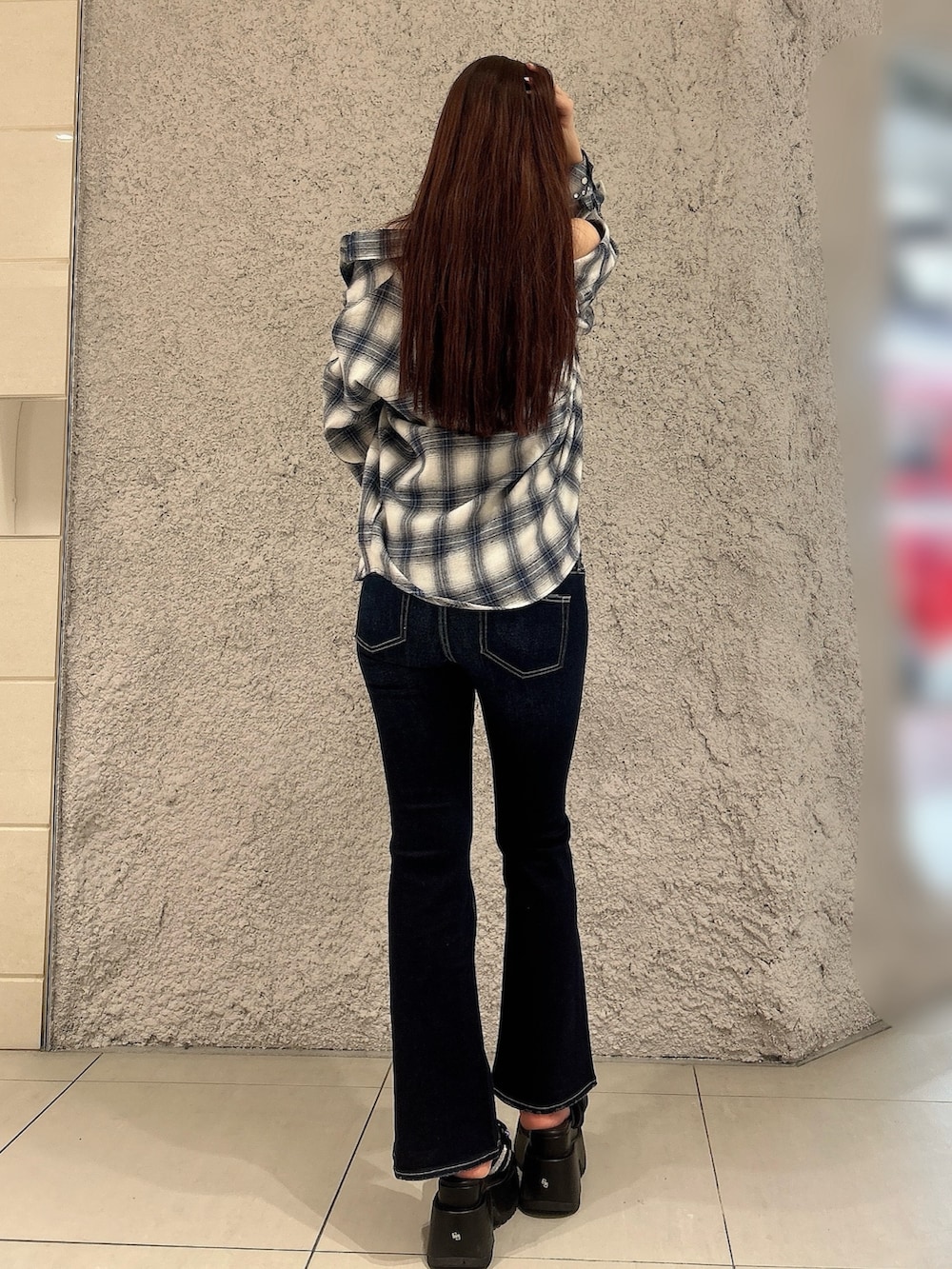 ブルー系のシャツ/ブラウス、ホワイト系のキャミソール、ブルー系のデニムパンツを着用したレディースの春コーディネートの3枚目の写真