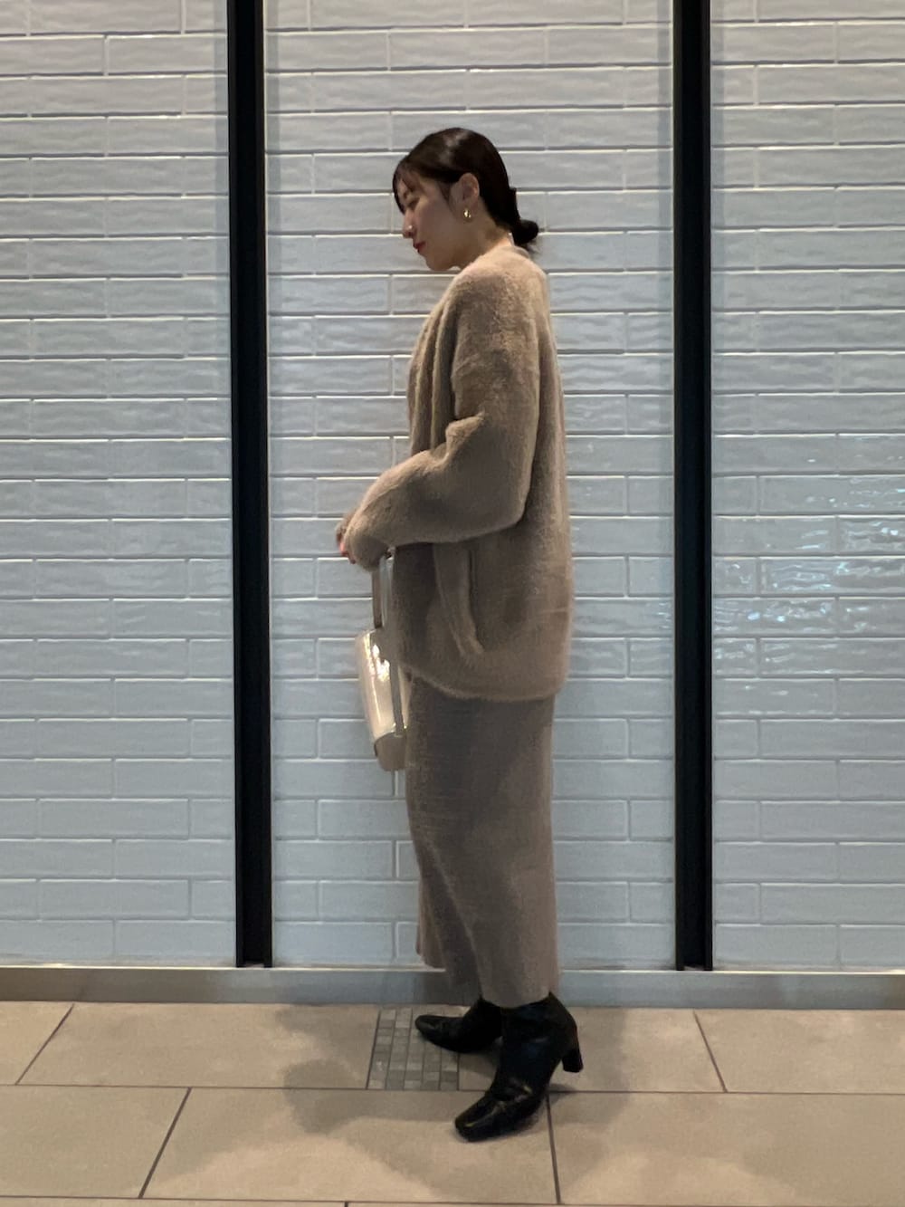 ブラック系のブーツ、グレー系のワンピース、ブラウン系のカーディガン/ボレロを着用したレディースの秋コーディネートの2枚目の写真