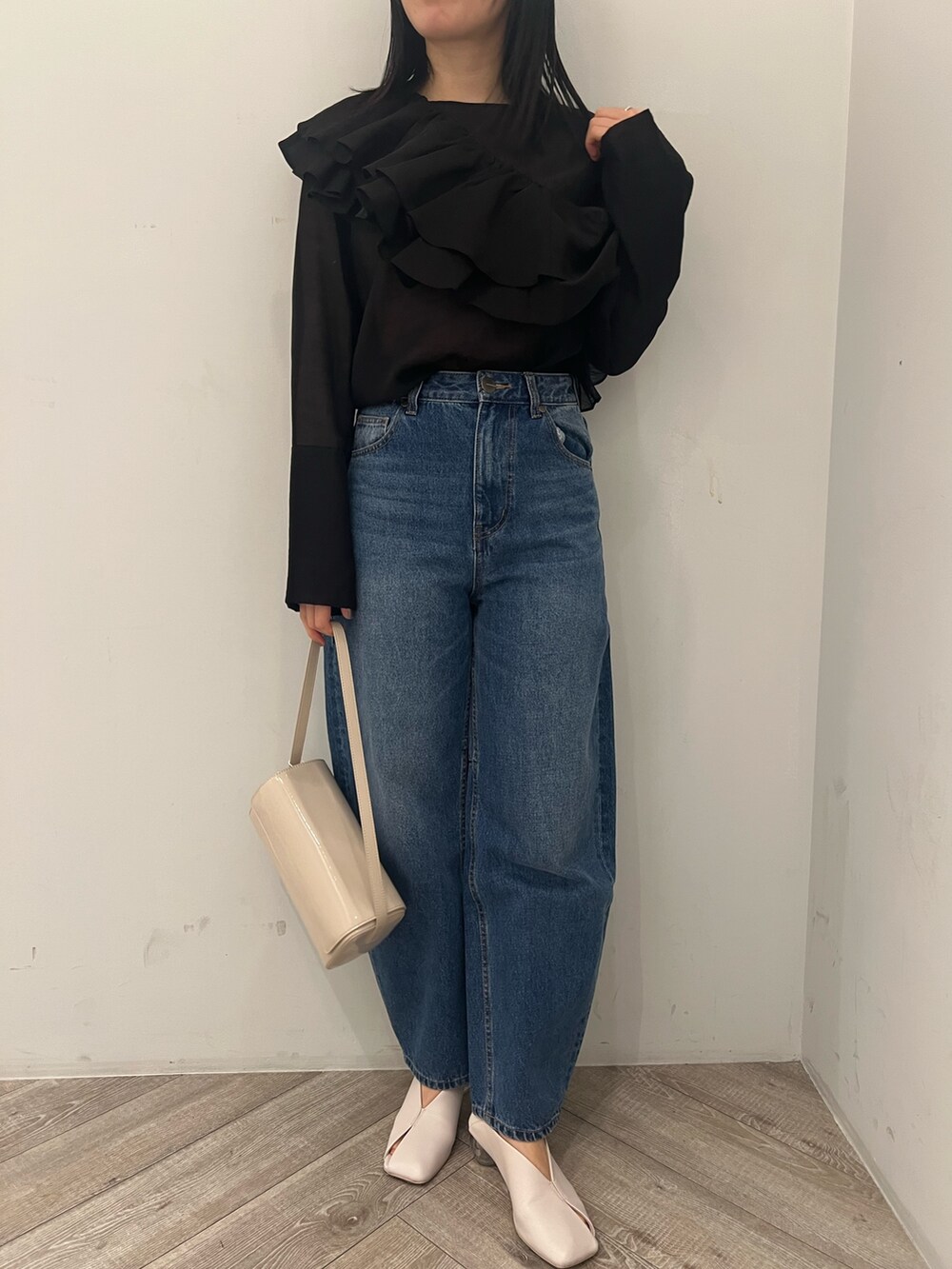 ブルー系のデニムパンツ、ブラック系のシャツ/ブラウスを着用したレディースの冬コーディネートの5枚目の写真