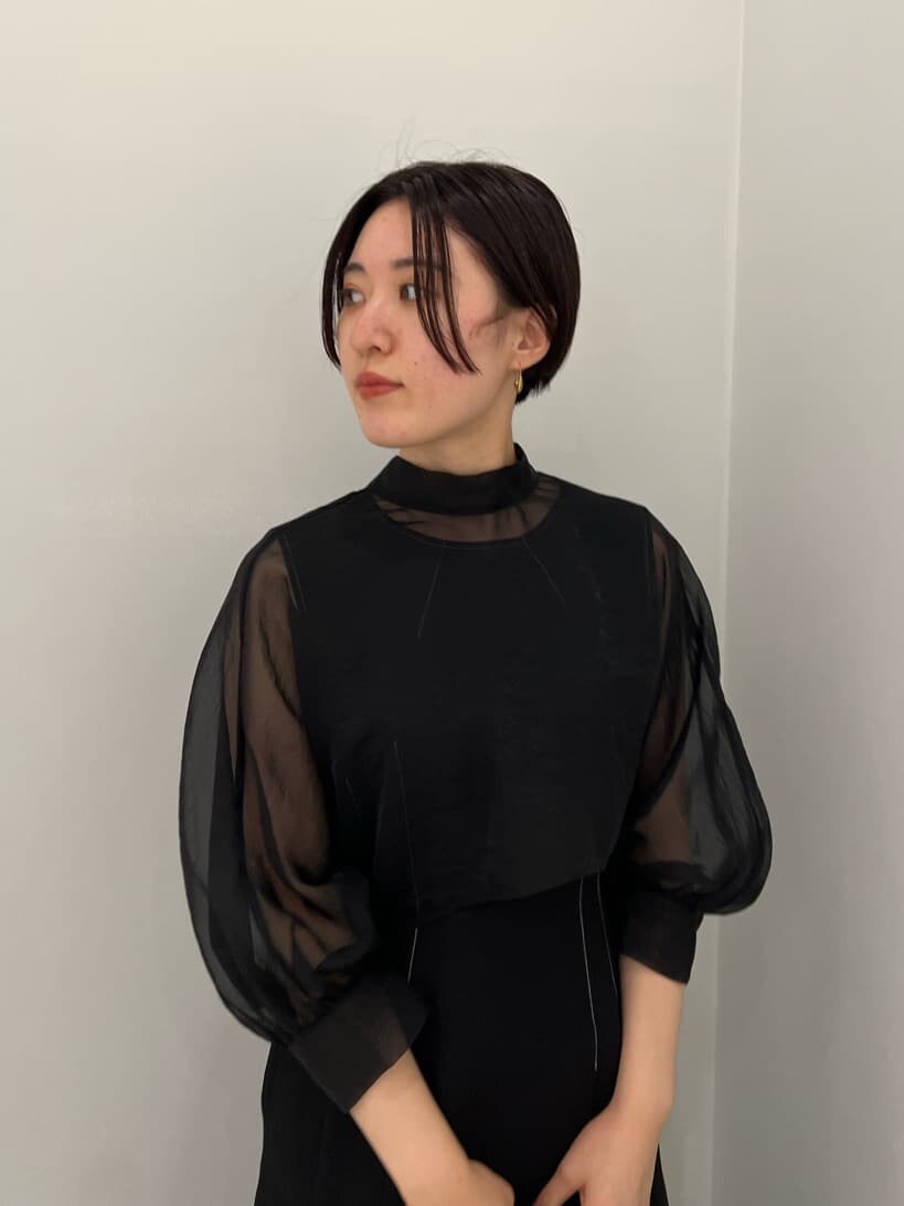 ベージュ系のブーツ、ブラック系のワンピース、ブラック系のハンドバッグを着用したレディースの秋コーディネートの4枚目の写真