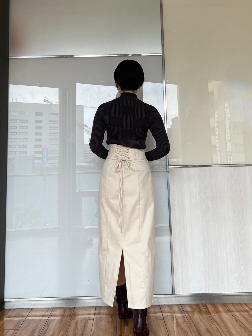 ホワイト系のスカート、グレー系のカーディガン/ボレロ、グレー系のニット/セーターを着用したレディースの冬コーディネートの4枚目の写真