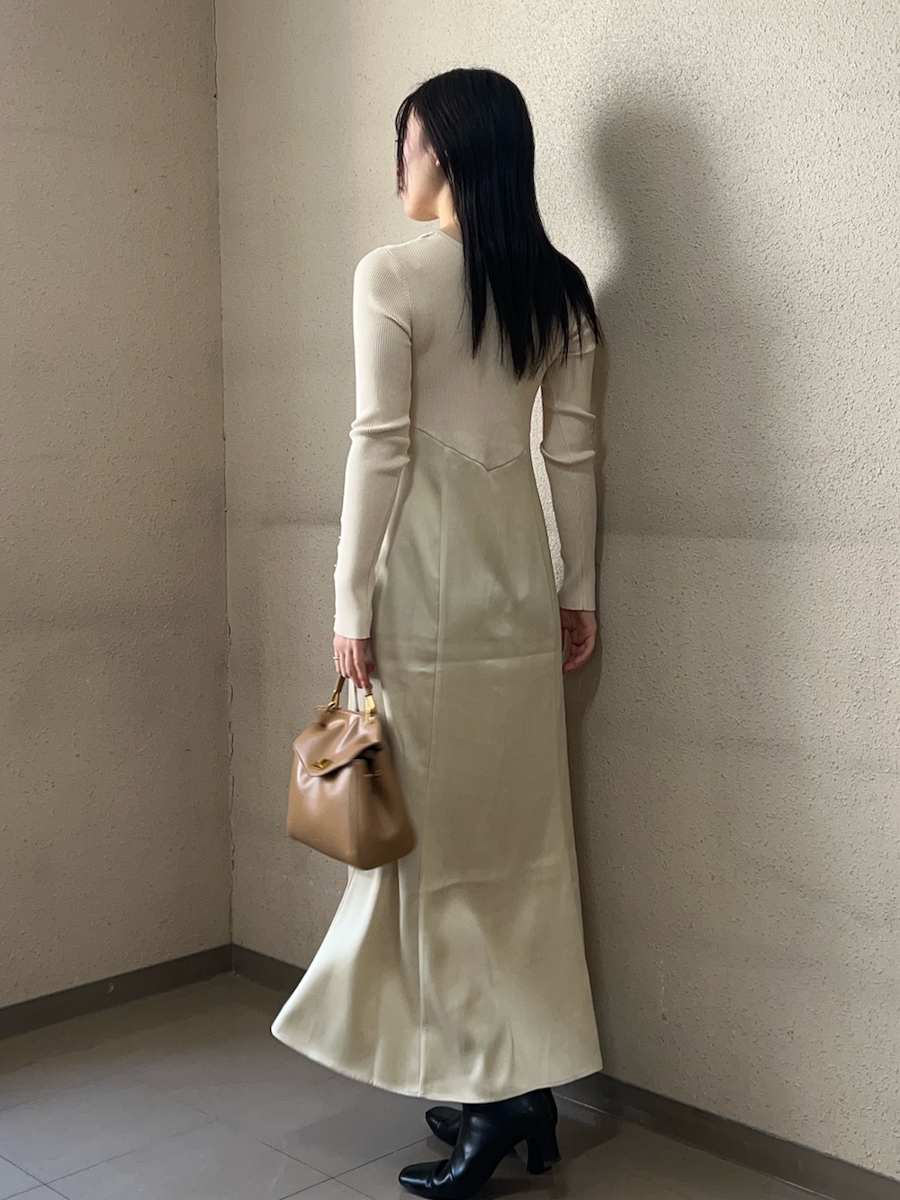 ホワイト系のワンピース、ブラック系のブーツを着用したレディースの秋コーディネートの3枚目の写真