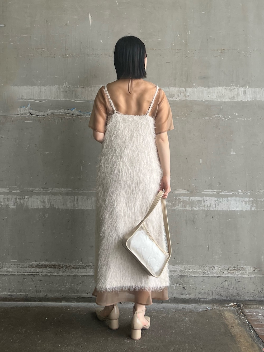 ベージュ系のパンプス、ベージュ系のハンドバッグ、ベージュ系のドレスを着用したレディースの春コーディネートの3枚目の写真