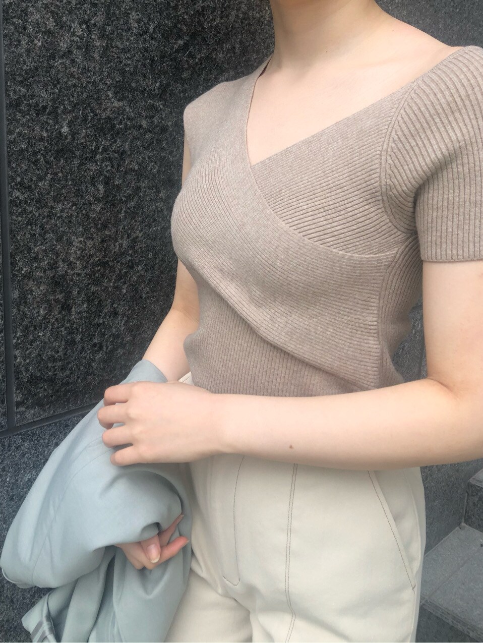 ホワイト系のその他パンツ、ホワイト系のサンダル、ベージュ系のハンドバッグを着用したレディースの春コーディネートの3枚目の写真