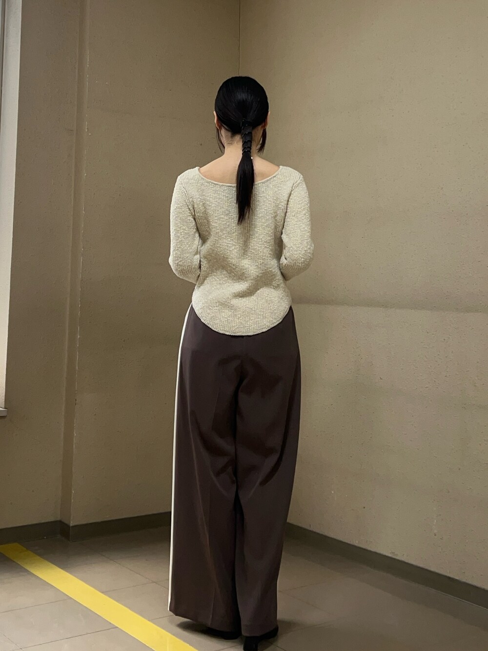 ベージュ系のニット/セーター、ブラウン系のその他パンツを着用したレディースの冬コーディネートの3枚目の写真