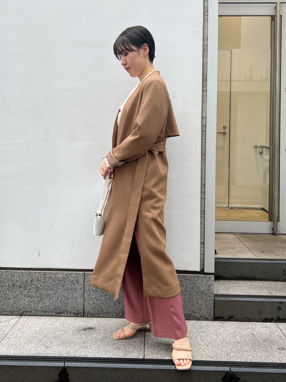 ベージュ系のサンダル、ピンク系のその他パンツ、ブラウン系のその他アウターを着用したレディースの春コーディネートの2枚目の写真