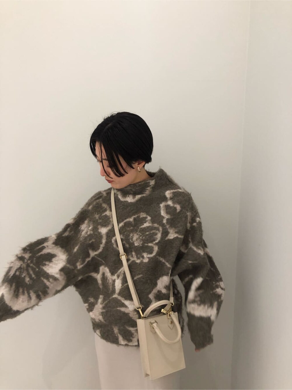 ベージュ系のその他シューズ、ホワイト系のショルダーバッグ、グレー系のスカートを着用したレディースの秋コーディネートの3枚目の写真