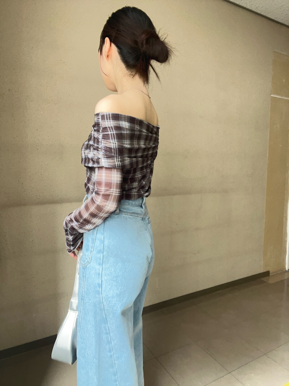 ブラウン系のシャツ/ブラウス、ブルー系のデニムパンツ、ブラック系のパンプスを着用したレディースの春コーディネートの5枚目の写真