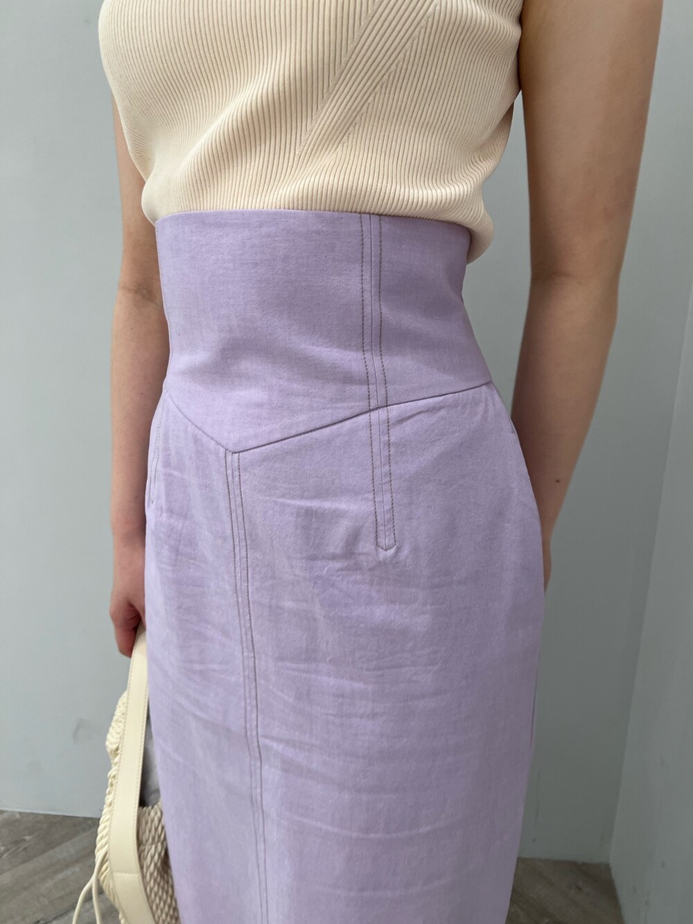 ホワイト系のニット/セーター、ホワイト系のシャツ/ブラウス、ベージュ系のサンダルを着用したレディースの春コーディネートの9枚目の写真