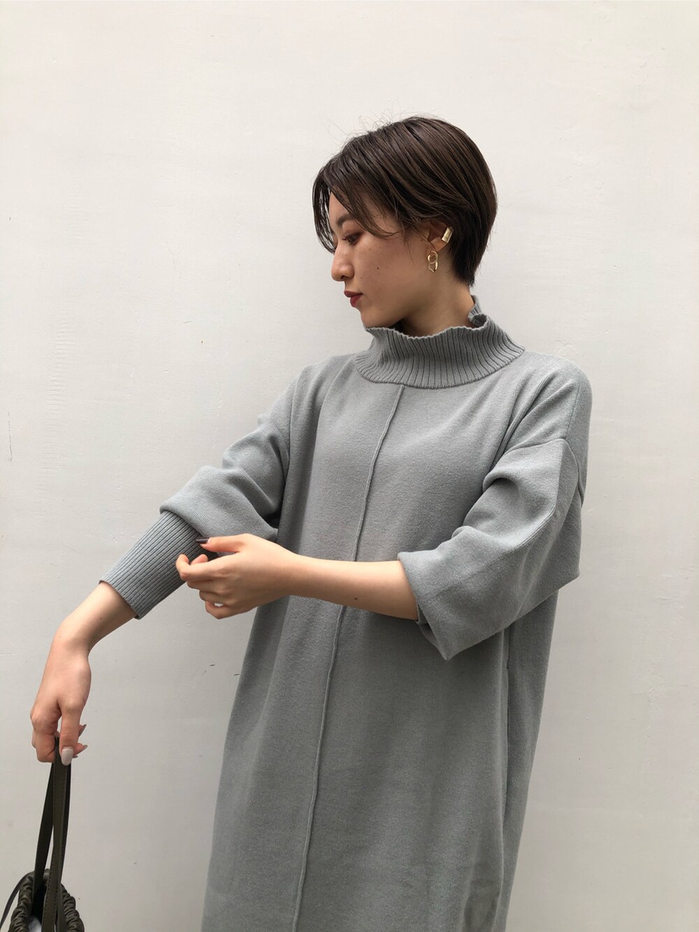 ベージュ系のトートバッグを着用したレディースの秋コーディネートの3枚目の写真