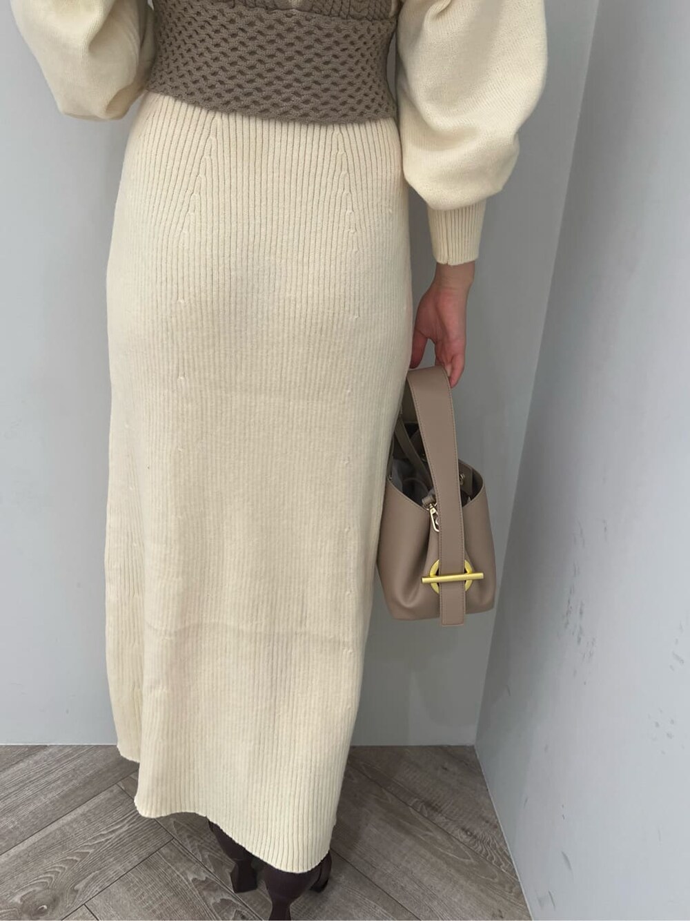 レッド系のブーツ、ホワイト系のワンピース、ホワイト系のワンピースを着用したレディースの秋コーディネートの7枚目の写真