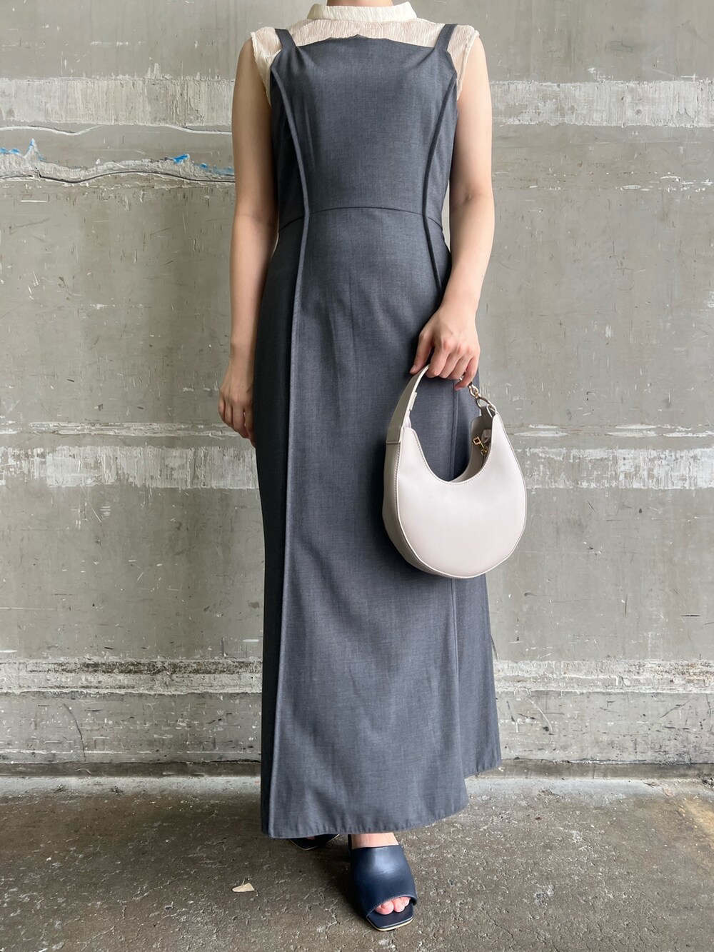 ホワイト系のシャツ/ブラウス、グレー系のワンピース、ブルー系のサンダルを着用したレディースの夏コーディネートの7枚目の写真