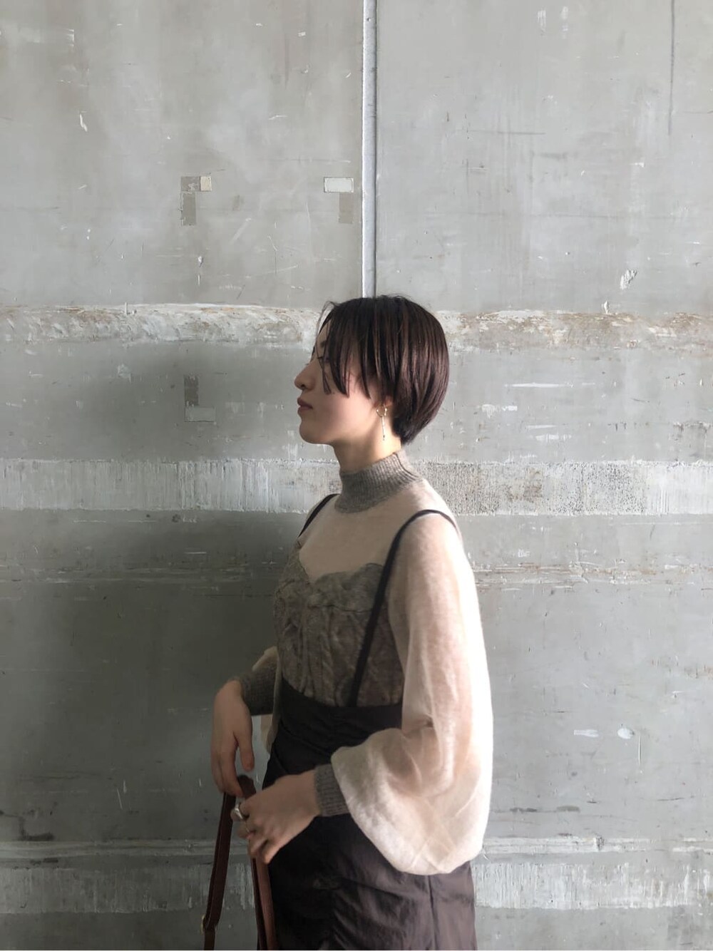 ベージュ系のその他シューズ、ブラウン系のショルダーバッグ、ブラウン系のスカートを着用したレディースの秋コーディネートの4枚目の写真