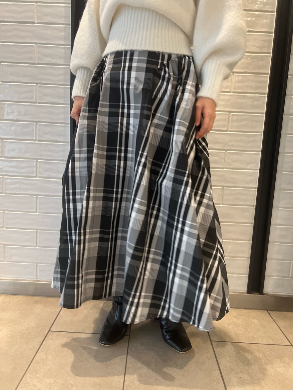 「LAGUNAMOONのカラーショートニットプルオーバー(ニット/セーター、ホワイト系)」を使った、RUNA ONISHIさん(レディース・163cm)の冬コーディネートの6枚目の写真