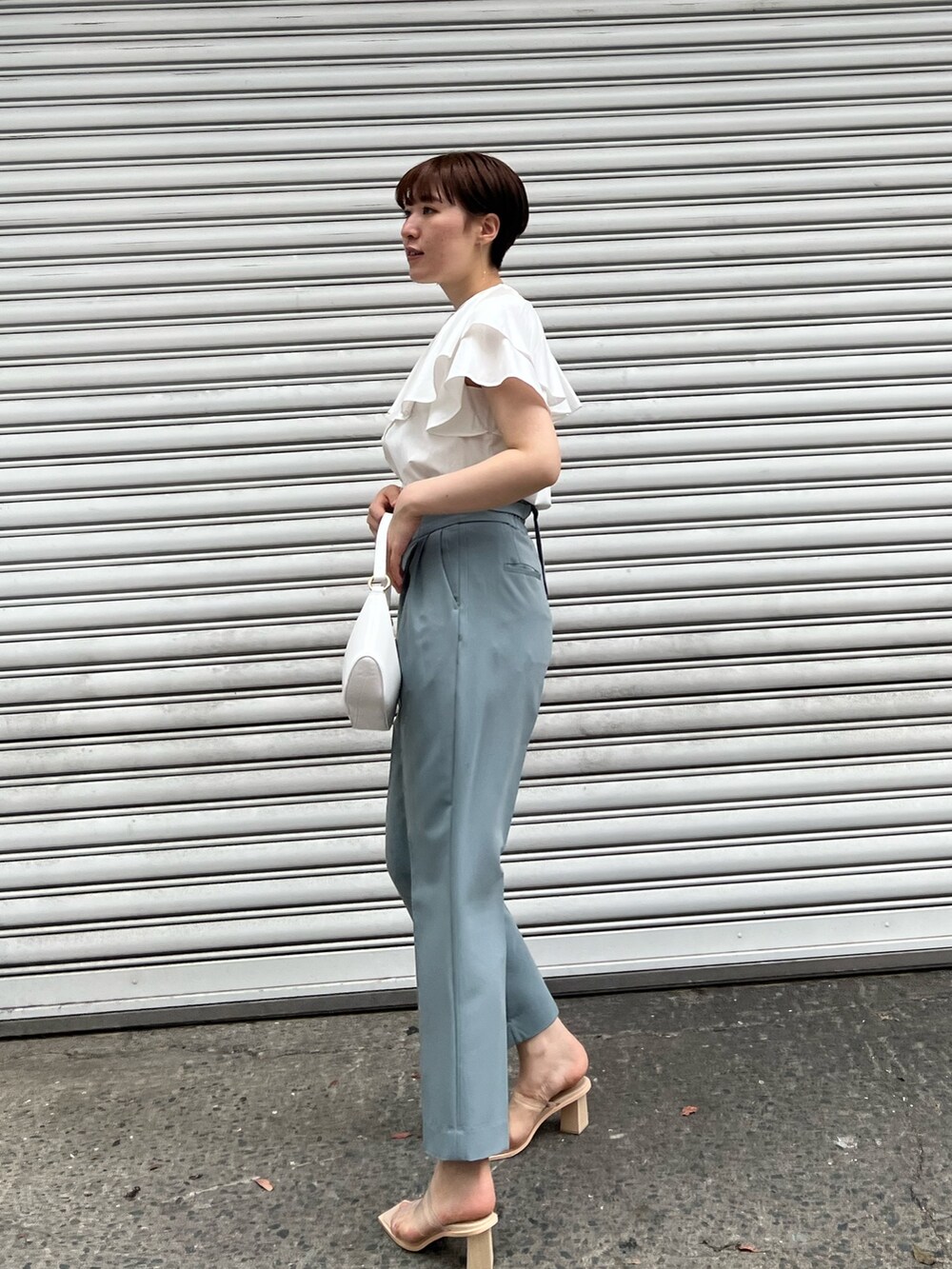 ホワイト系のシャツ/ブラウス、その他のサンダル、ブルー系のその他パンツを着用したレディースの夏コーディネートの2枚目の写真