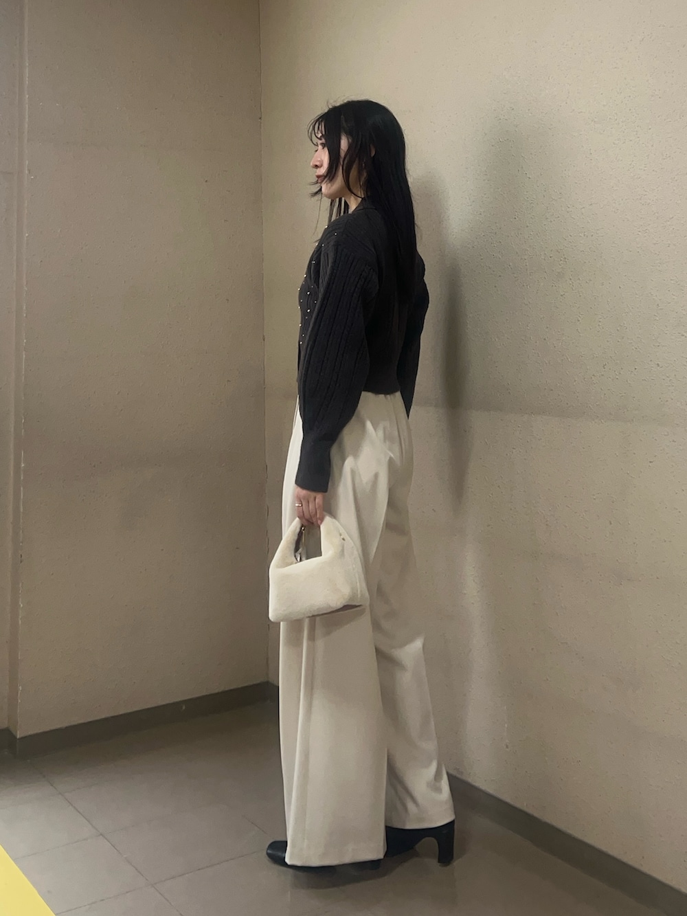 ブラック系のブーツ、グレー系のニット/セーター、ホワイト系のその他パンツを着用したレディースの秋コーディネートの2枚目の写真