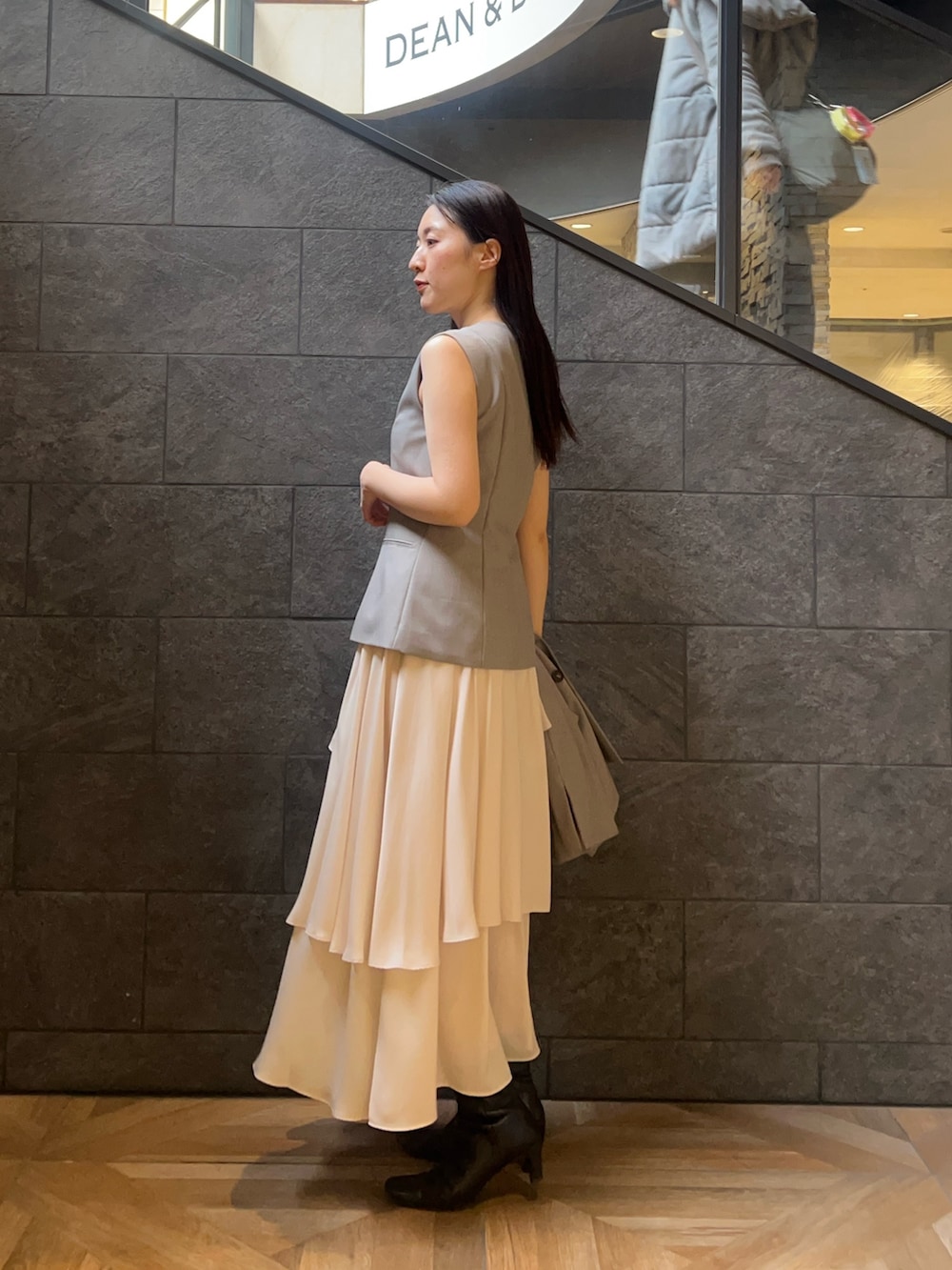 グレー系のワンピース、グレー系のテーラードジャケットを着用したレディースの冬コーディネートの6枚目の写真